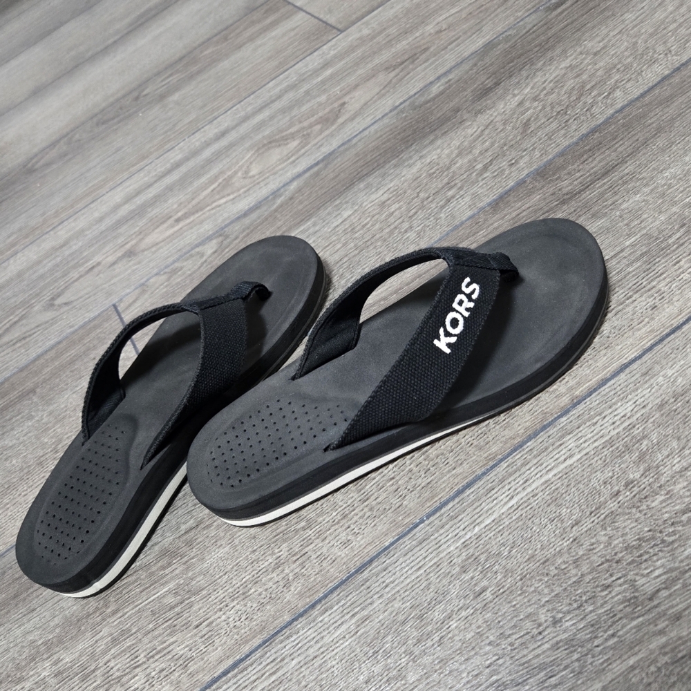 ✨️3 For $30✨️Kors Flip Flops - Black (10M)